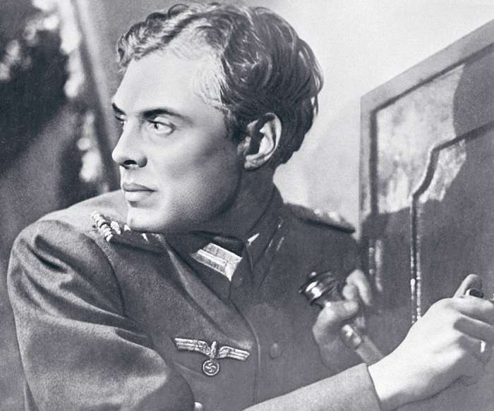 Фраза «За победу! За нашу победу!» героя фильма «Подвиг разведчика» моментально ушла в народ. И впоследствии стала любимым тостом самого Павла Кадочникова Фраза «За победу! За нашу победу!» героя фильма «Подвиг разведчика» моментально ушла в народ. И впоследствии стала любимым тостом самого Павла Кадочникова