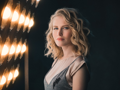 Блондинки или брюнетки: как кардинально преобразиться, но не потерять волосы