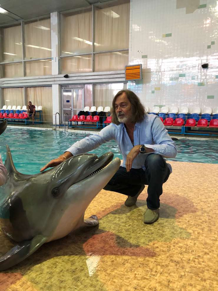 Впервые художник попробовал плавать с дельфинами в Крыму