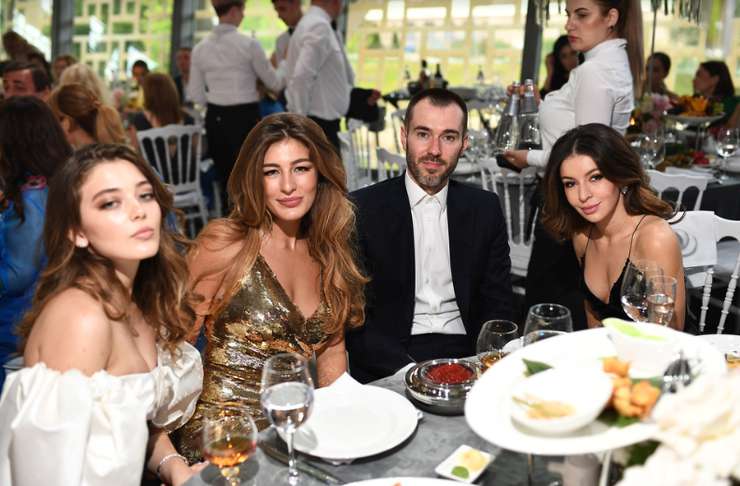 На торжестве присутствовали друзья и коллеги пары