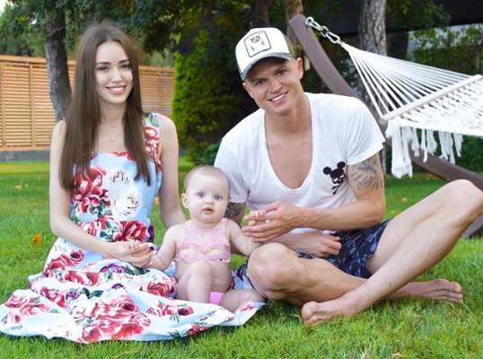 ДМИТРИЙ ТАРАСОВ С ЖЕНОЙ и дочерью