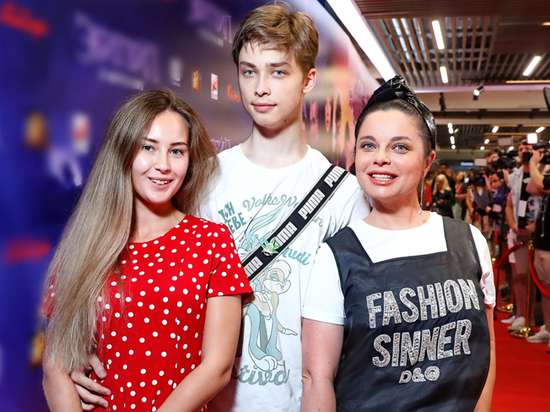 Наташа Королева с сыном Архипом и его девушкой Марией Слугиной