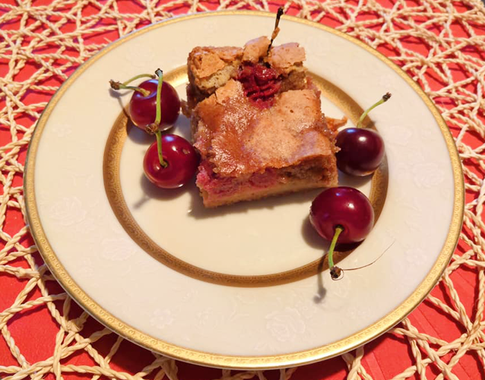 Миндальный франжипан с вишней на слоеном тесте