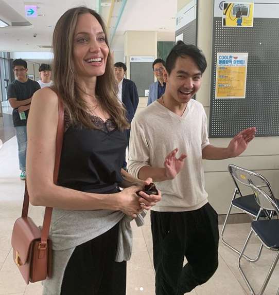 Анджелина Джоли и Мэддокс в университете