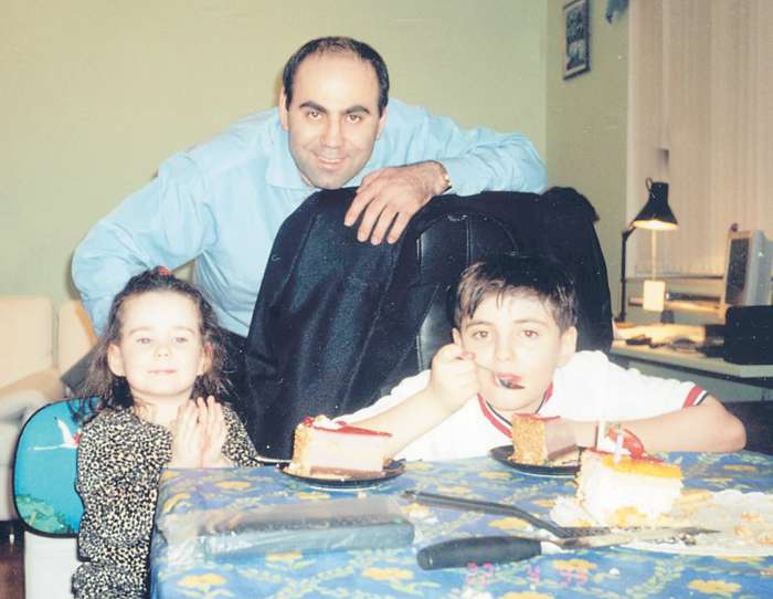 Иосиф Пригожин был дважды женат до брака с Валерией, и от этих браков у него трое детей. На фото: с сыном Дмитрием и дочерью Данаей, которые родились в первом браке продюсера