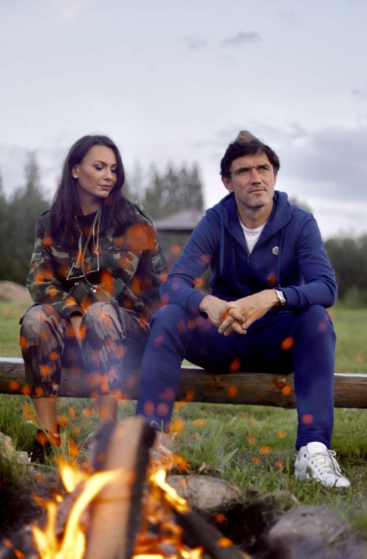 Завершился необычный день рождения романтическими посиделками у костра