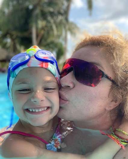 Симона Юнусова с внучкой