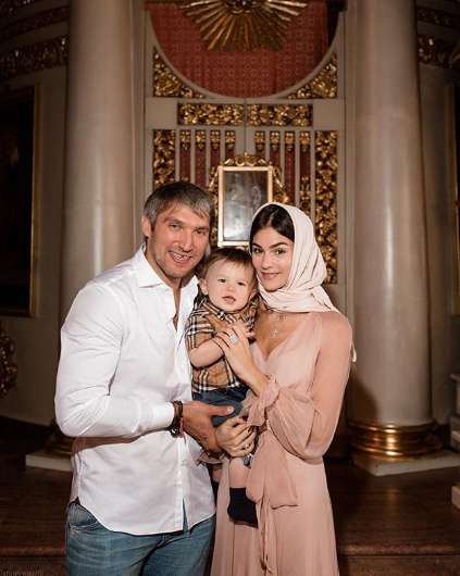 Александр Овечкин и Анастасия Шубская с сыном