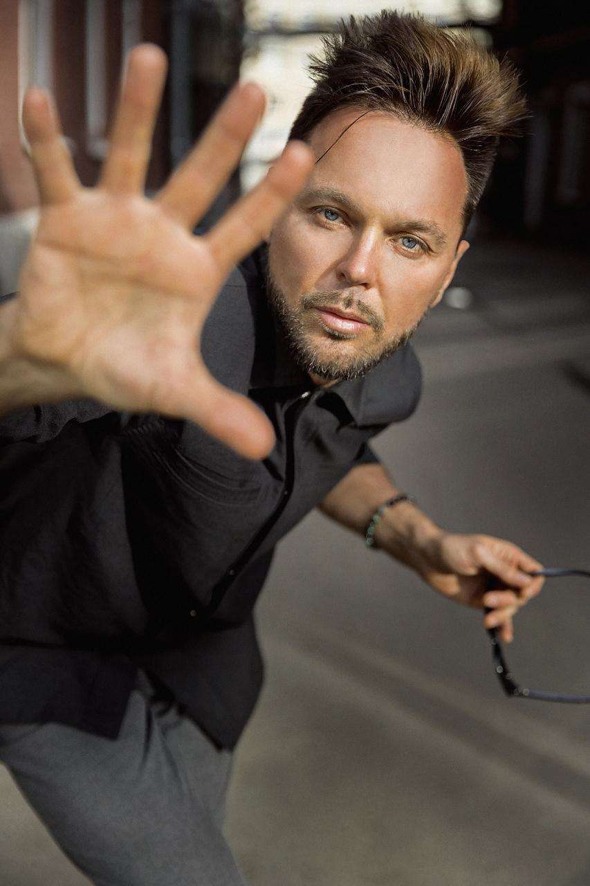 адим Капустин — четверть финалист шоу «Голос» и участник проекта «Песни на ТНТ»