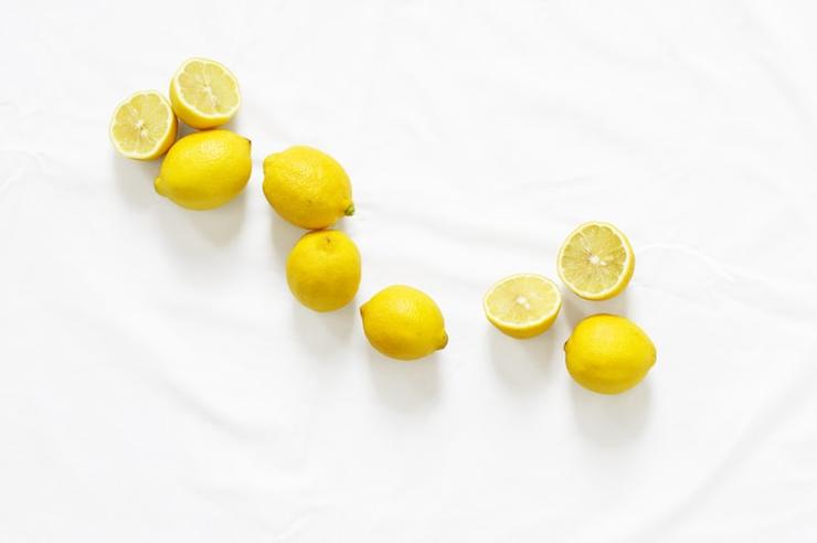 лимонный сок помогает уменьшить жирность кожи