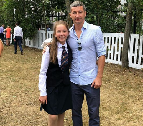 В Сети обсуждают фото дочери Началовой с отцом и мачехой