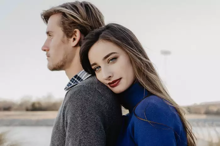 Алинка оны есекке береді Ханна Дэрил, порно актриса