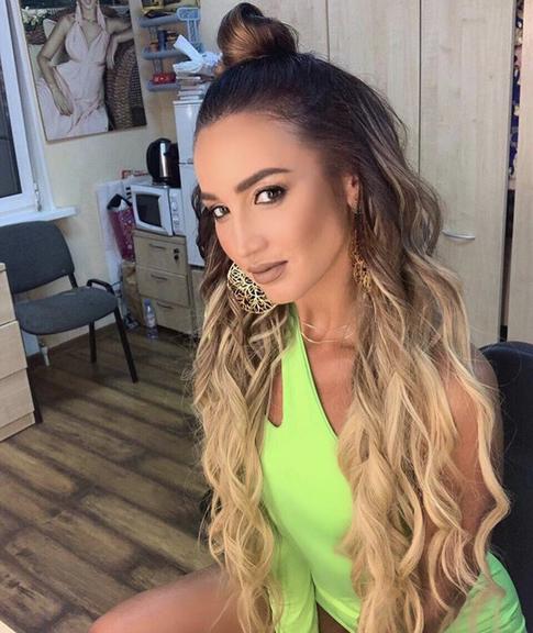 «Вот она я»: Ольга Бузова почти села на шпагат