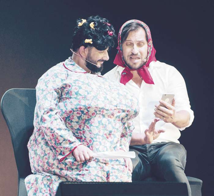 Александр Ревва и Михаил Галустян знакомы еще со времен участия в КВН и по-прежнему иногда выступают как творческий тандем Александр Ревва и Михаил Галустян знакомы еще со времен участия в КВН и по-прежнему иногда выступают как творческий тандем