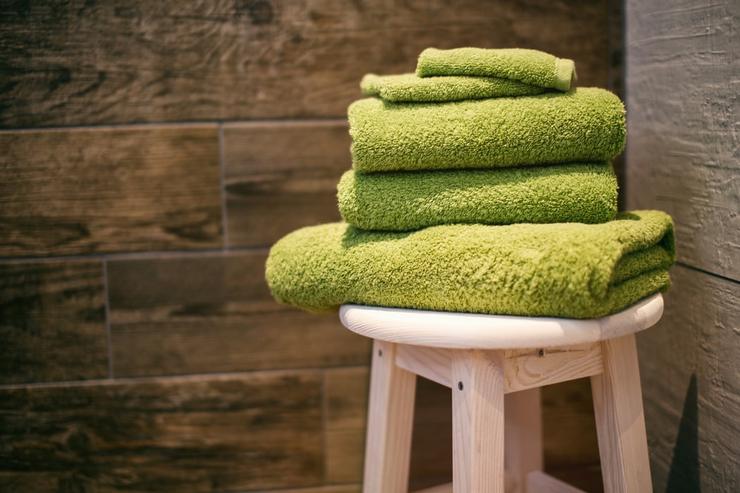 после бани завернитесь в чистое сухое полотенце, чтобы кожа медленно остывала