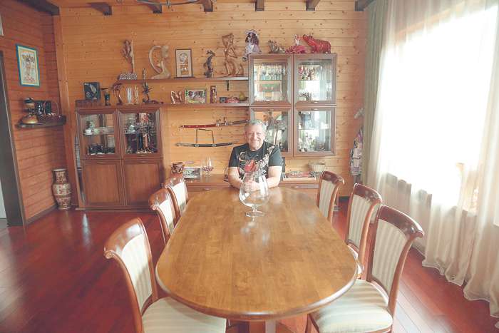 В доме Грачевского всегда рады гостям. Здесь просторно, есть большой стол, а еще Екатерина, супруга Бориса Юрьевича, прекрасно готовит
