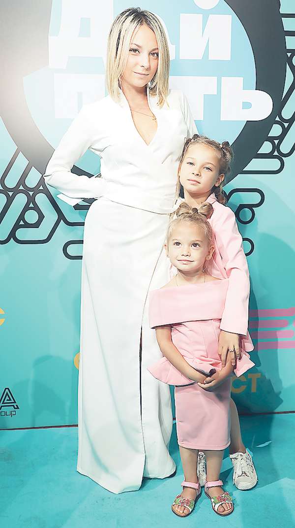 Дарья Сагалова с дочками