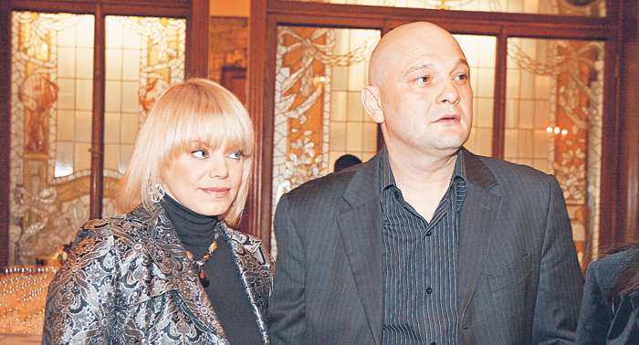 Брак Яны с актером, режиссером и продюсером Сергеем Гинзбургом длился 25 лет. В семье родились двое сыновей, но в 2011 году супруги развелись