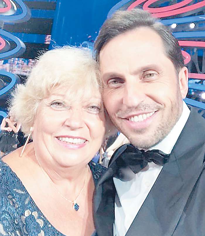 Александр не устает признаваться в любви к своей маме, которую тоже можно назвать весьма артистичным человеком. Любовь Николаевна была солисткой хора, а потом начала организовывать концерты и праздничные мероприятия Александр не устает признаваться в любви к своей маме, которую тоже можно назвать весьма артистичным человеком. Любовь Николаевна была солисткой хора, а потом начала организовывать концерты и праздничные мероприятия