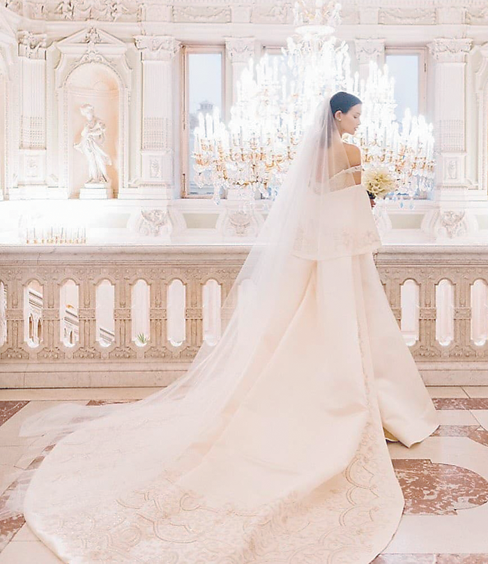 Паулина Андреева в роскошном свадебном платье в дворцовых интерьерах. Пока это единственный снимок с нашумевшей свадьбы