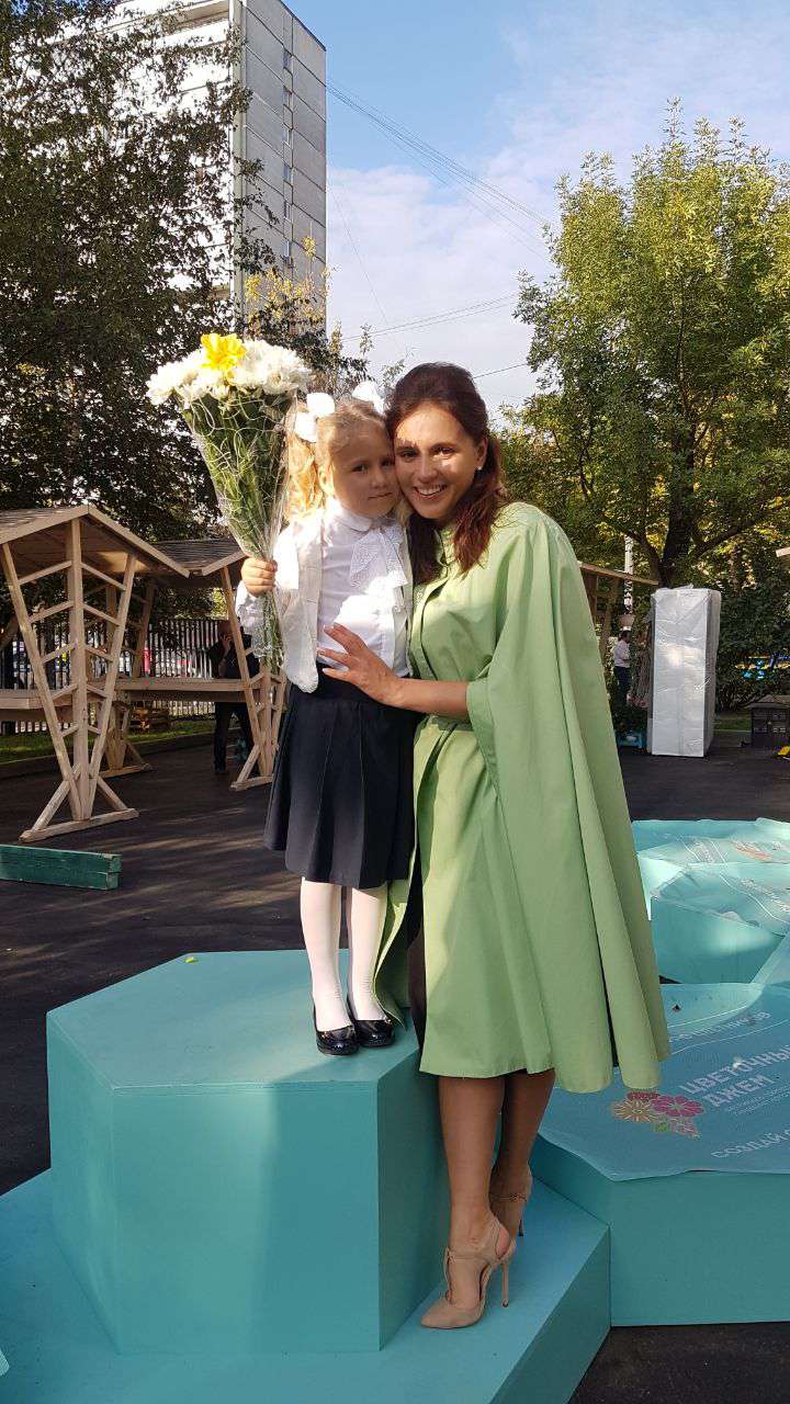 Янина Мелехова отвела дочь в первый раз в первый класс