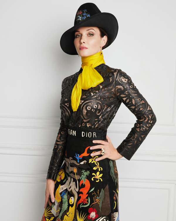 Рубашка, юбка, шарф, кольцо и серьги, все – Dior; шляпа, Lilia Fisher