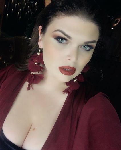 Модель plus-size Юлия Рыбакова сделала пластику груди и носа