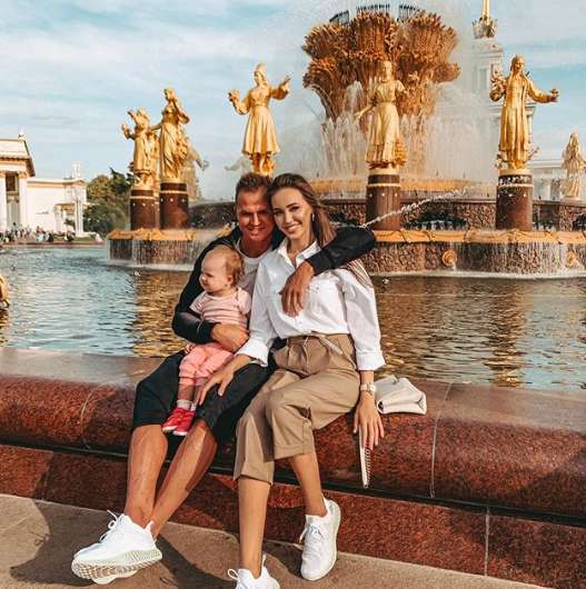 Дмитрий Тарасов с женой и дочкой