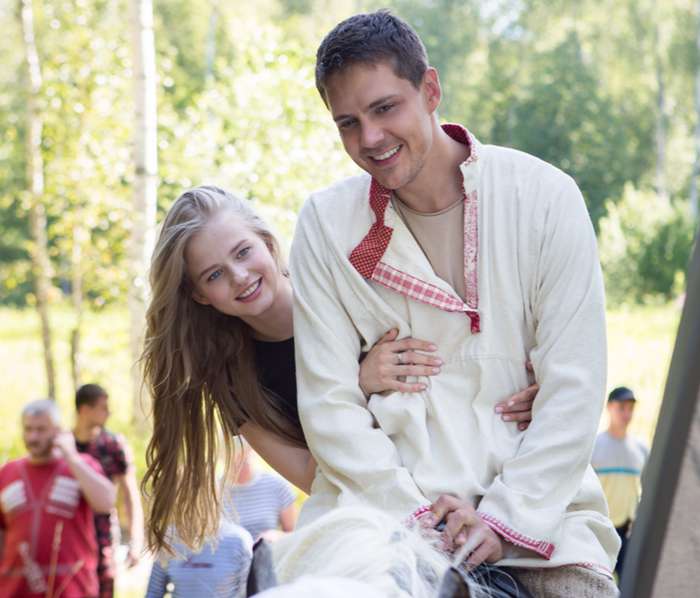 Милош Бикович с Сашей Бортич в комедии «Холоп»