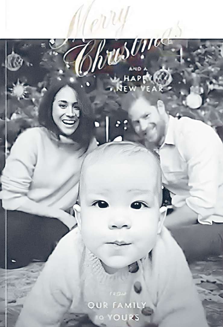 К Рождеству Гарри и Меган выпустили семейную открытку, на которой позируют вместе со своим семимесячным сыном Арчи