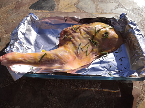 Баранья лопатка, запеченная в медово-горчичном маринаде