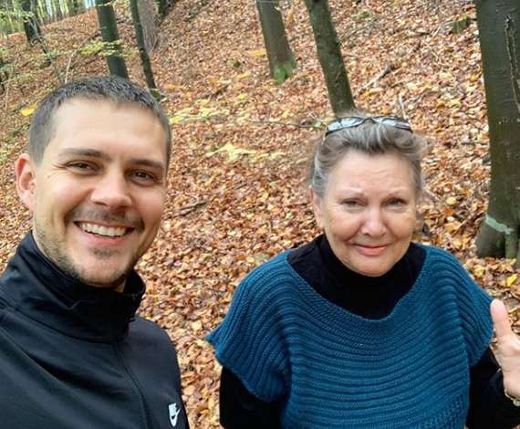 Этот Новый год Милош отметил вместе с мамой. Именно мама, которая одна растила Милоша и его брата, привила будущей звезде любовь к искусству