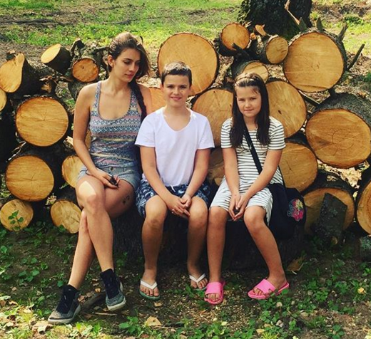 Еще недавно дети актрисы казались совсем маленькими, а сейчас сын Богдан стал выше мамы