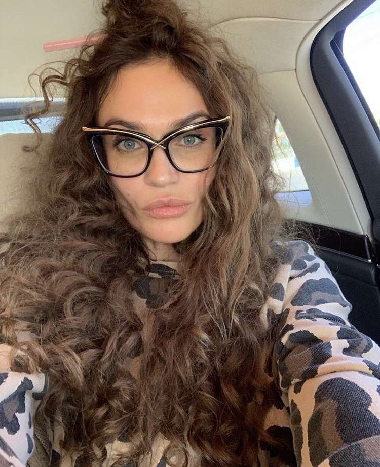 общественность делится на два лагеря: одни ненавидят алену, другие ее обожествляют