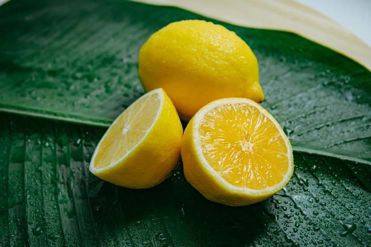съедайте по дольке лимона с приемом пищи