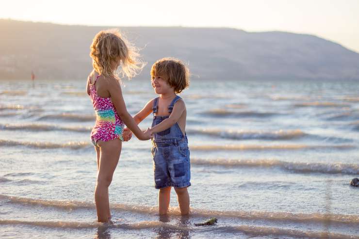 с малышами лучше проводить время на пляже