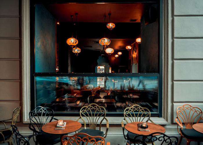 воспользуйтесь отзывами знакомых, чтобы найти в городе уютные кафе, отели и рестораны