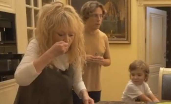 Алла Пугачева пробует «жабу в тесте»