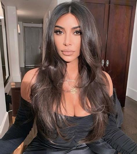 Ким Кардашьян поделилась селфи в бикини