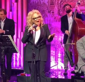 Постройневшая Долина вышла на сцену в узких брюках