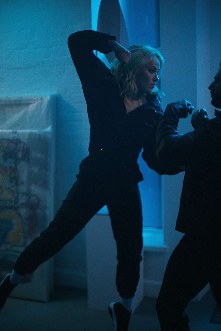 Во время удара актрисы певцу пришлось несладко Во время удара актрисы певцу пришлось несладко