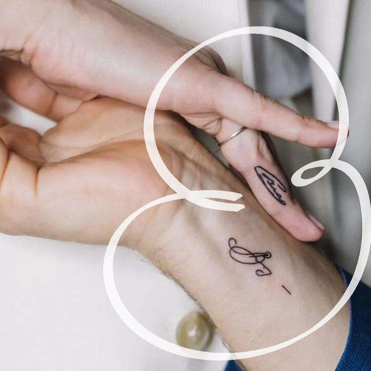 В знак любви и верности молодожены сделали татуировки в виде подписей