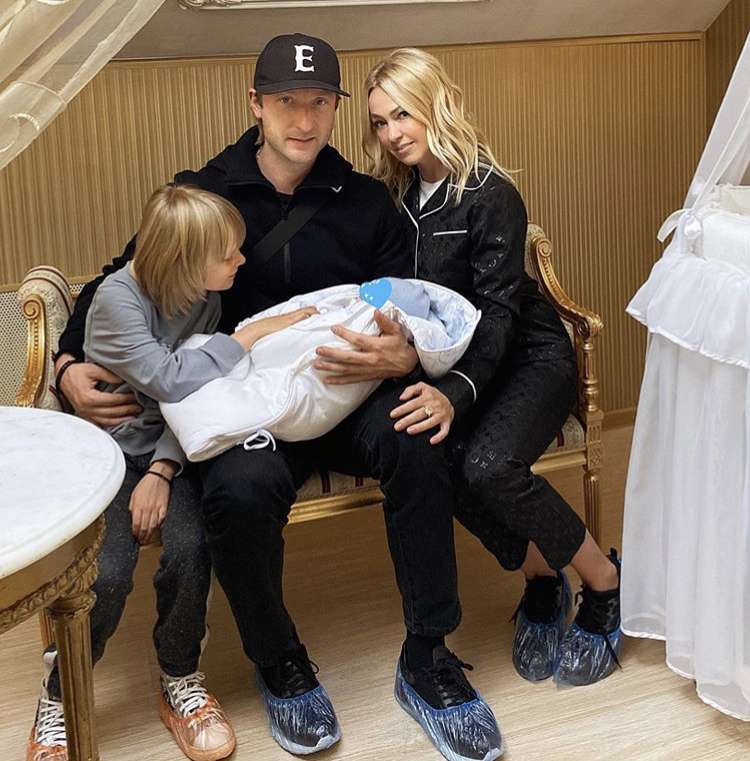 Яна балует малыша с пеленок