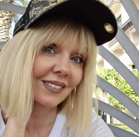 Шляпка для дамы: учимся у звезд, как носить головные уборы