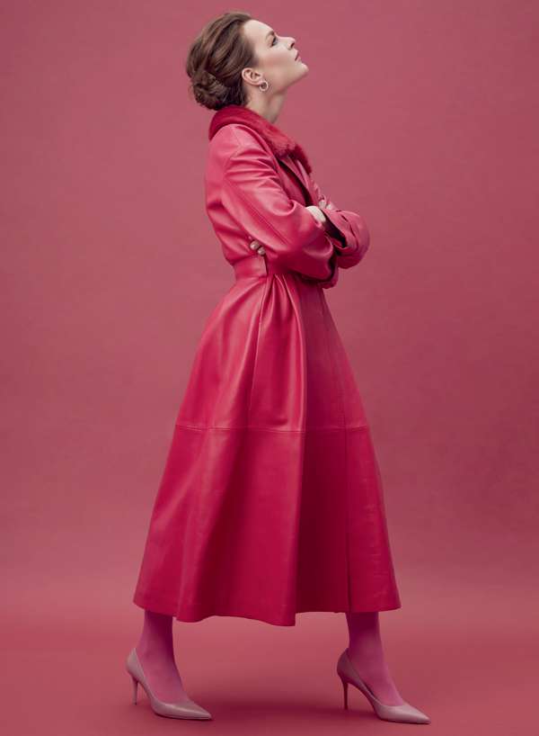 Тренч, FENDI (VIPAVENUE); туфли, LESILLA (VIPAVENUE); серьги из коллекции Classic, MERCURY