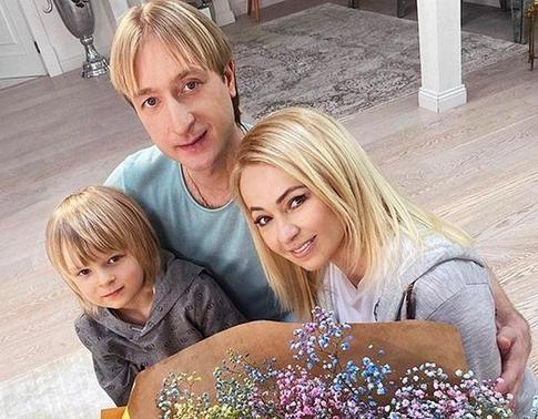 Плющенко вышел на прогулку с сыновьями