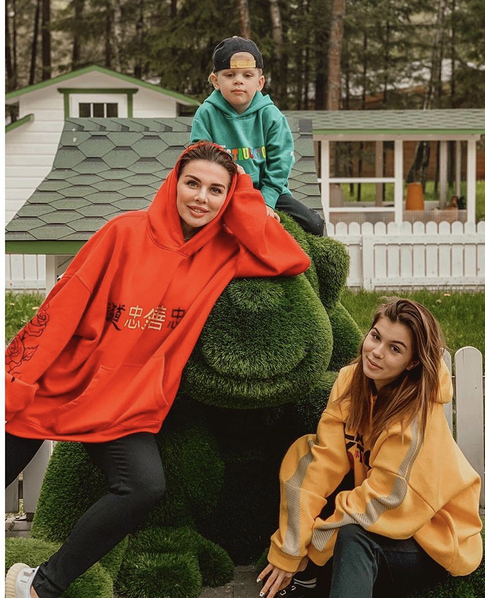 На хрупких женских плечах: российские звезды, воспитывающие детей одни