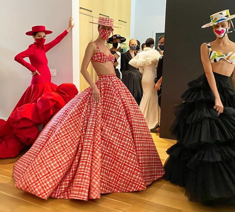 Chanel или Louis Vuitton: маски превратились в модный аксессуар