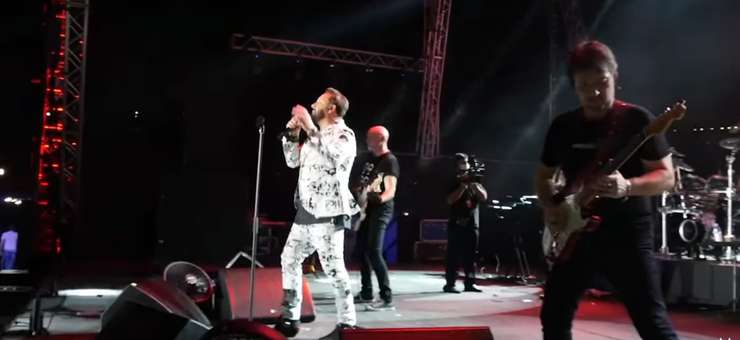 Стас Михайлов регулярно помогает своему коллективу