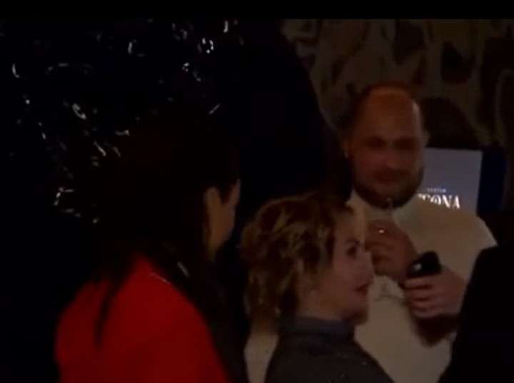 Рядом с Татьяной весь вечер был высокий мужчина